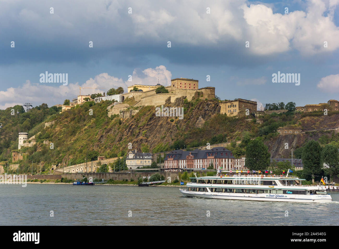 Bateau de croisière passant la forteresse Ehrenbreitstein historique de Coblence, Allemagne Banque D'Images