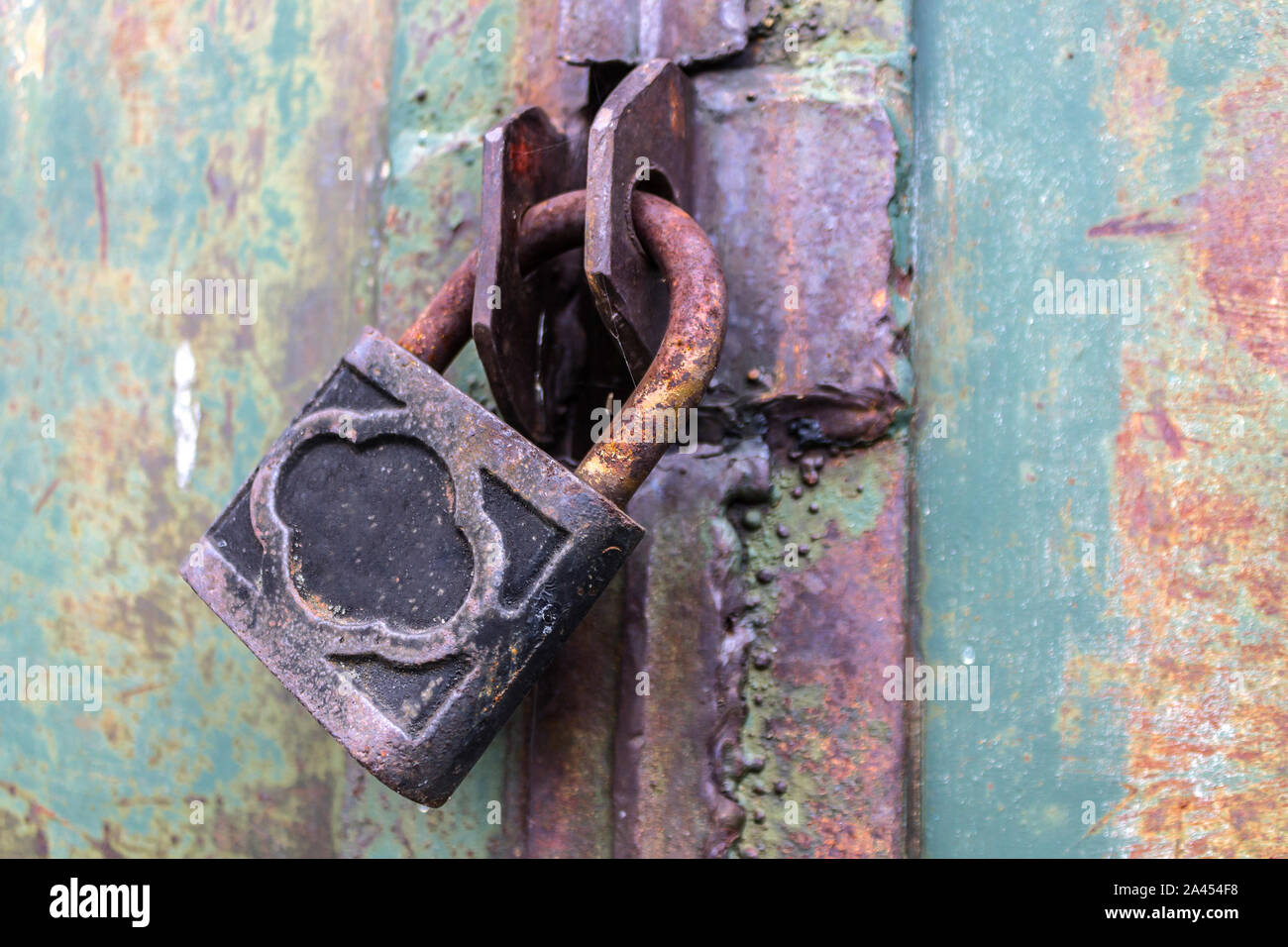 Vieilles et rouillées cadenas avec rayures verrouille les portes en acier d'un vault Banque D'Images