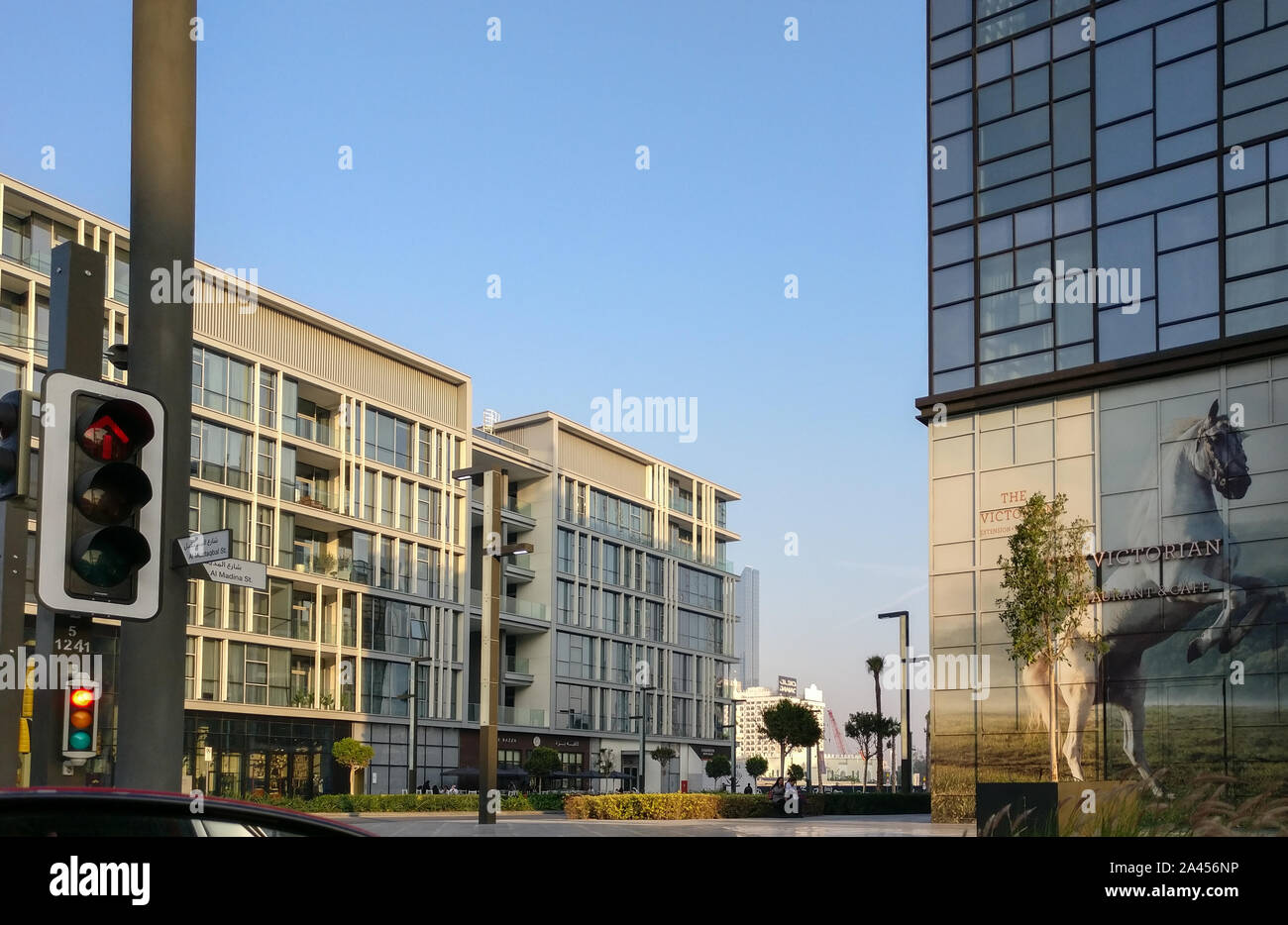 La ville de Dubaï à pied, un quartier résidentiel moderne monument avec cafés et restaurants Banque D'Images