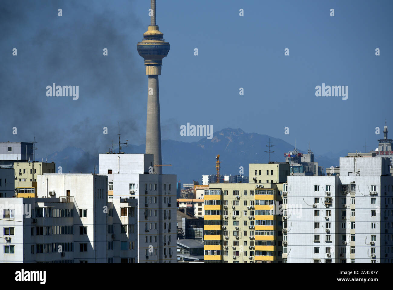 Une tour de refroidissement en haut d'un bâtiment de deux étages prend feu à Beijing, Chine, 21 août 2019. L'incendie a été rapidement éteint par les pompiers, mais que caus Banque D'Images