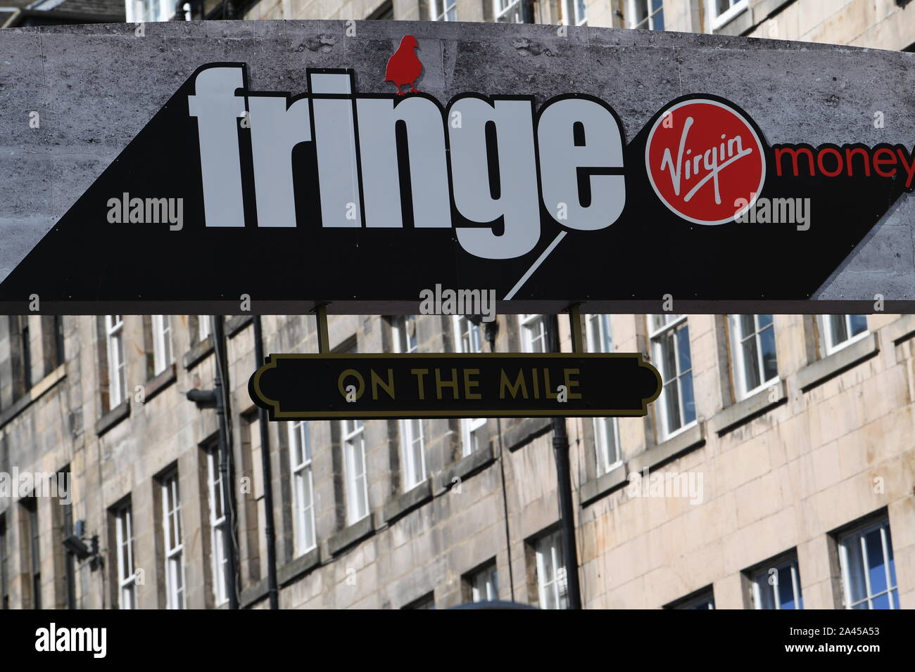 2019 Edinburgh Fringe - le portail de la Royal Mile et les commandites. Banque D'Images