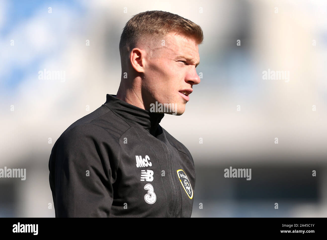 République d'Irlande, James McClean inspecte le terrain avant l'UEFA Euro 2020 Groupe d match de qualification, à Boris Paichadze Stadium, Tbilissi. Banque D'Images