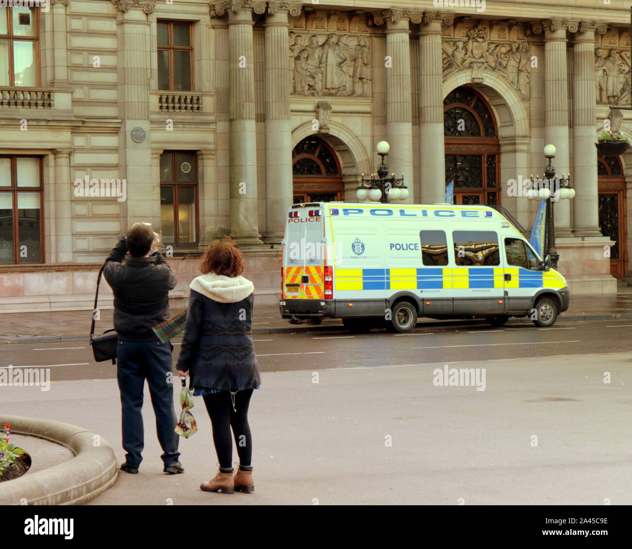 Glasgow, Scotland, UK 12 Octobre, 2019. À la police en mars orange george square comme le pas de l'ordre litigieux parade est laissé de côté à nouveau . Credit : Gérard ferry/Alamy Live News Banque D'Images