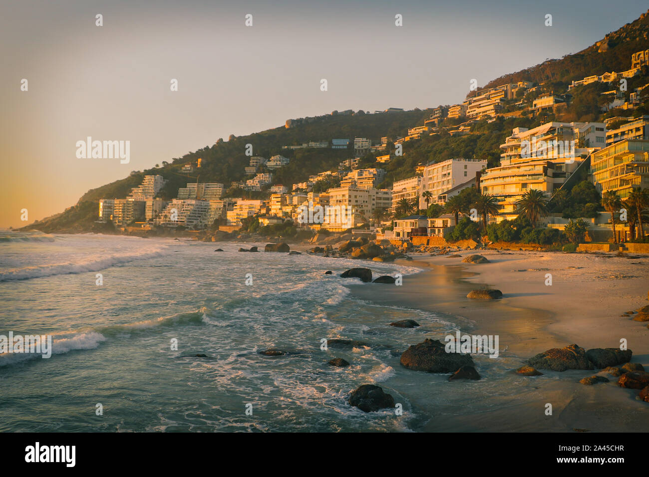 Vue sur la plage de la capitale législative d'Afrique du Sud, la ville pittoresque de Cape Town Banque D'Images