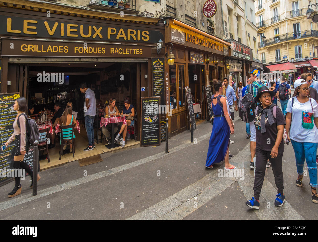 Scène de rue à l'avant du restaurant "le vieux paris" Banque D'Images
