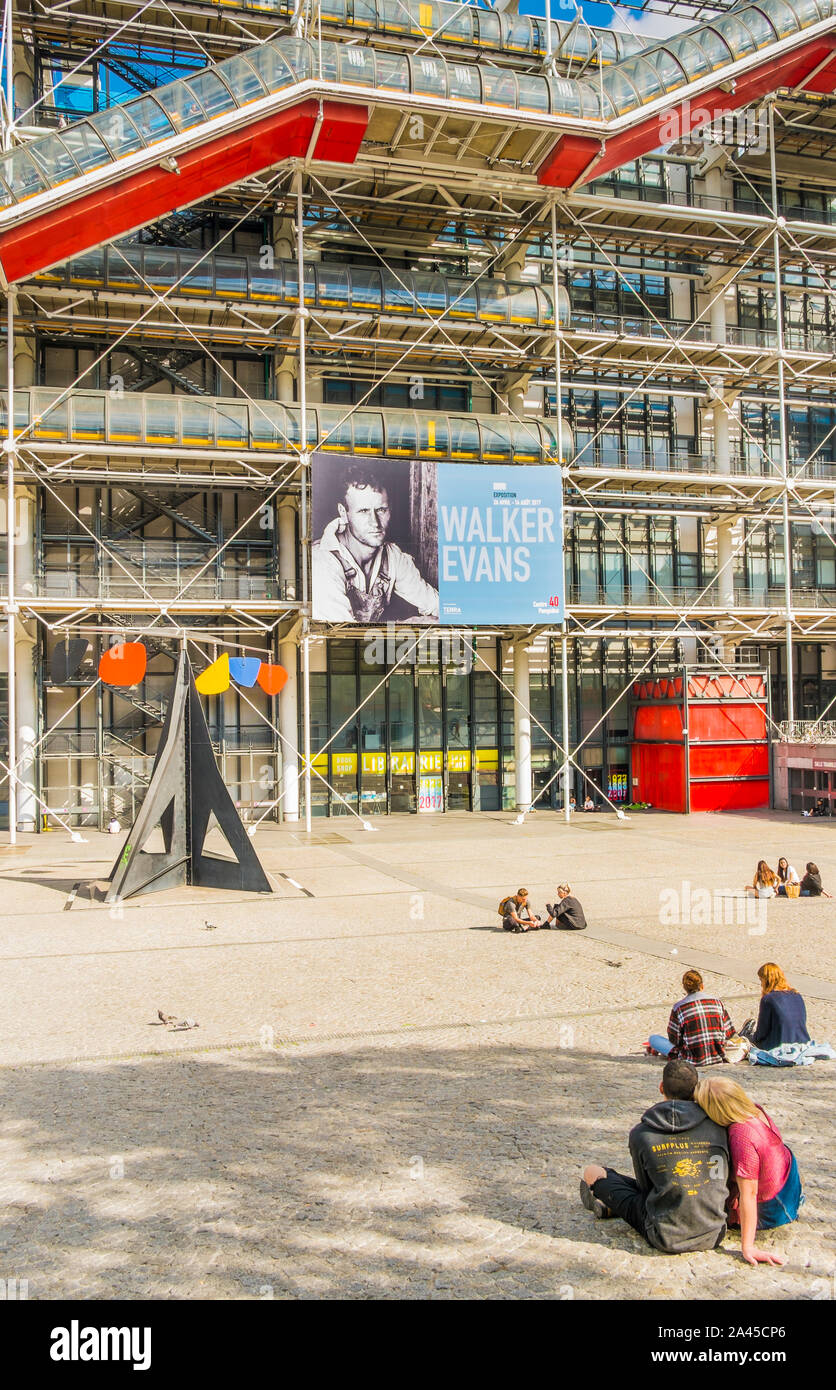 Des couples en font de centre Georges Pompidou Banque D'Images