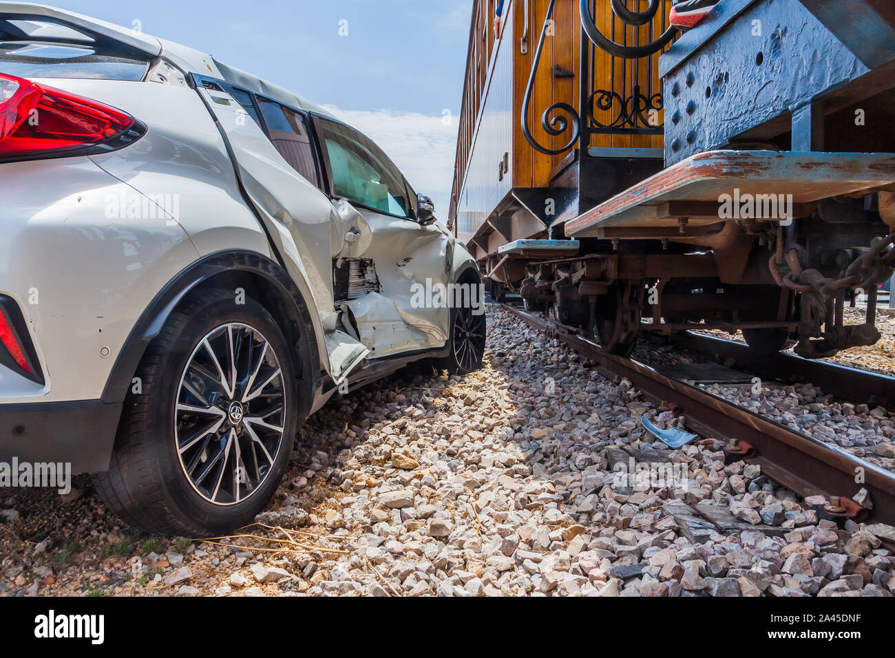 Voiture endommagée après l'accident de voiture avec un train Banque D'Images