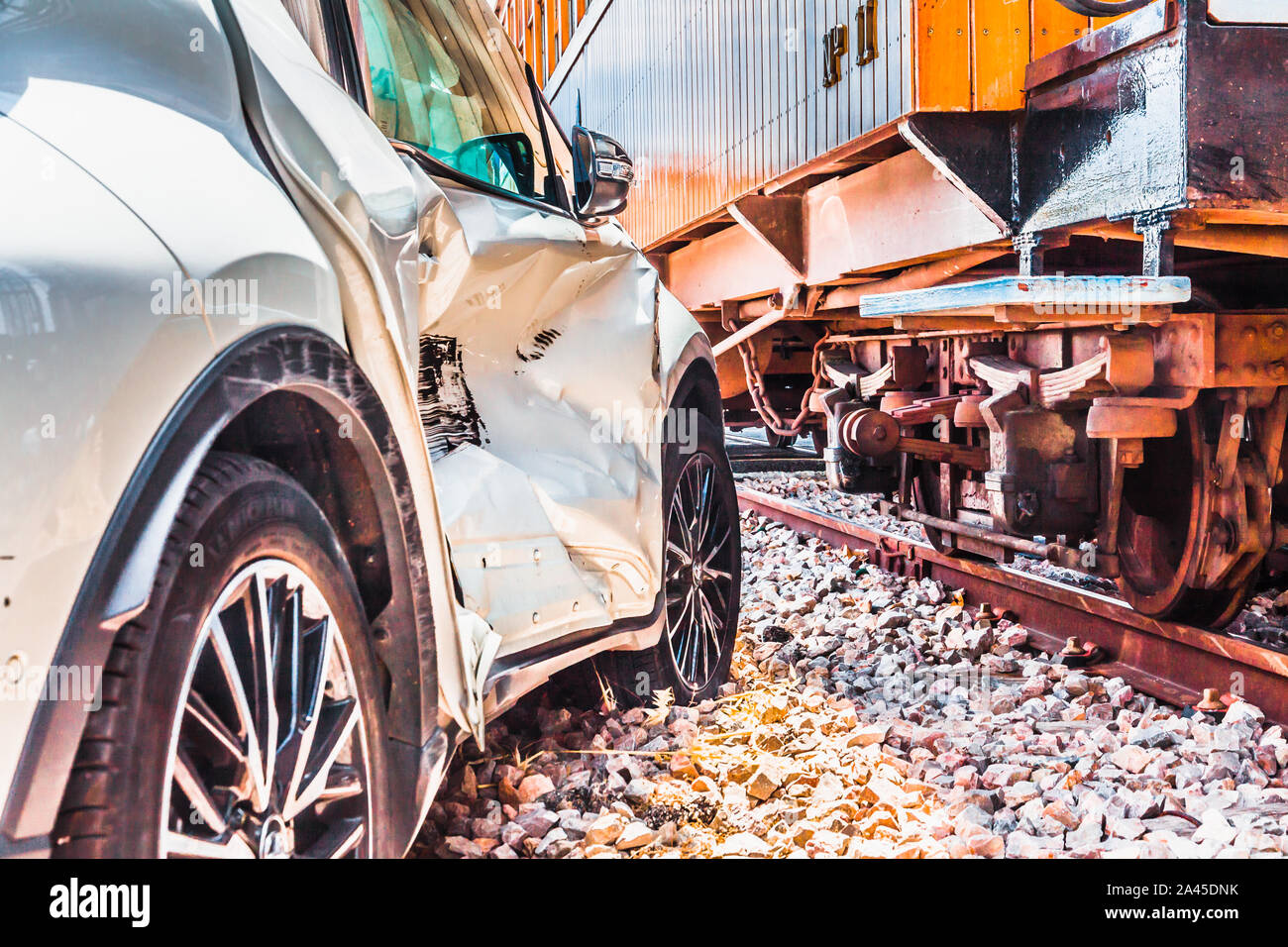 Voiture endommagée après l'accident de voiture avec un train Banque D'Images