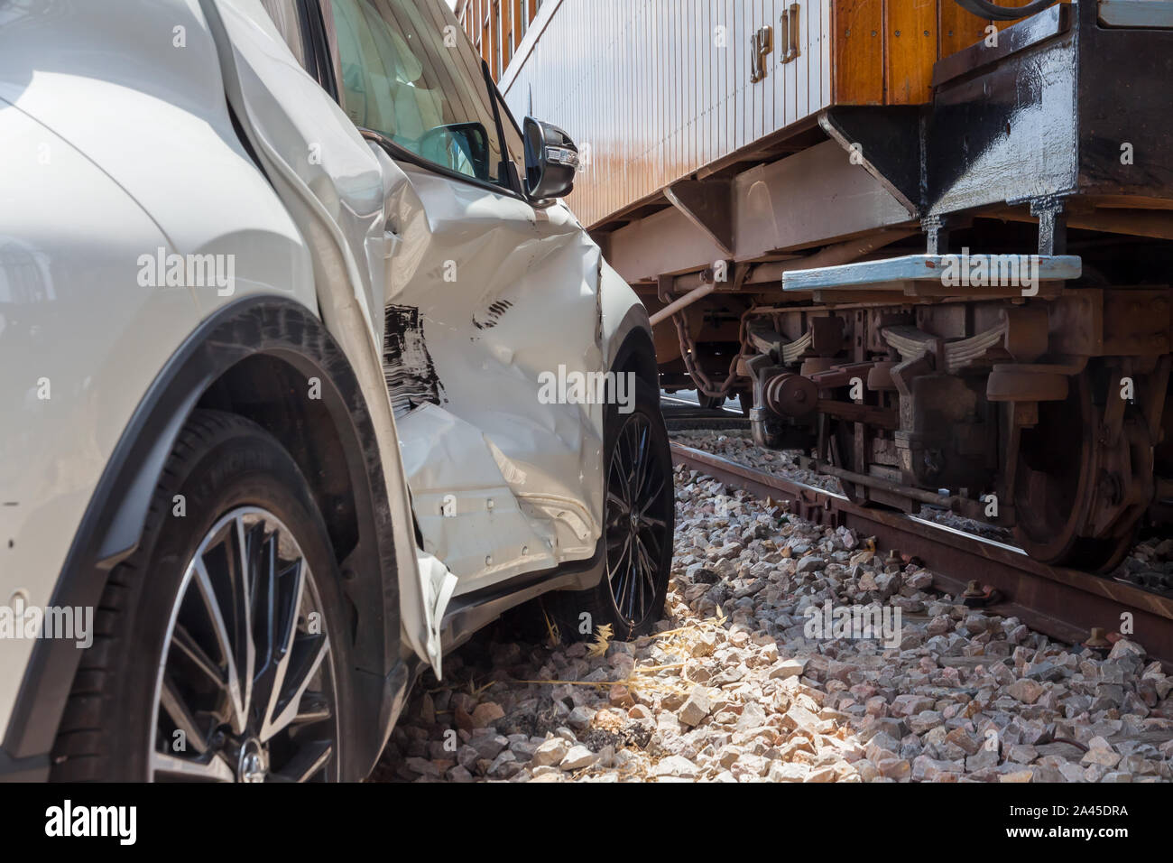 Voiture endommagée après l'accident de voiture avec un train Banque D'Images