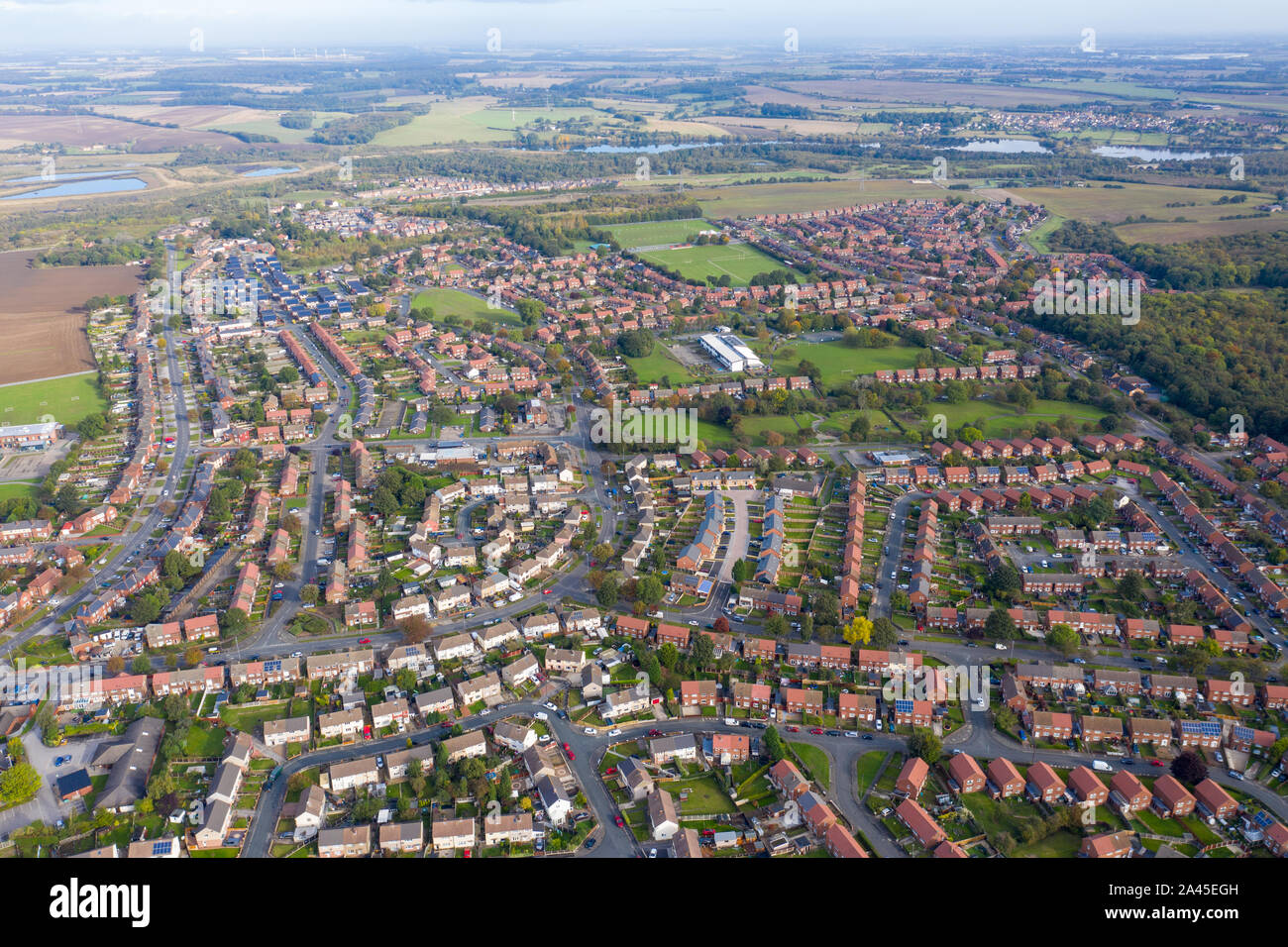 Photo aérienne de la ville de Castleford dans le district de Wakefield, dans le Royaume-Uni, montrant la vue sur le toit de l'UK typique rangées de maisons et de rues. Banque D'Images