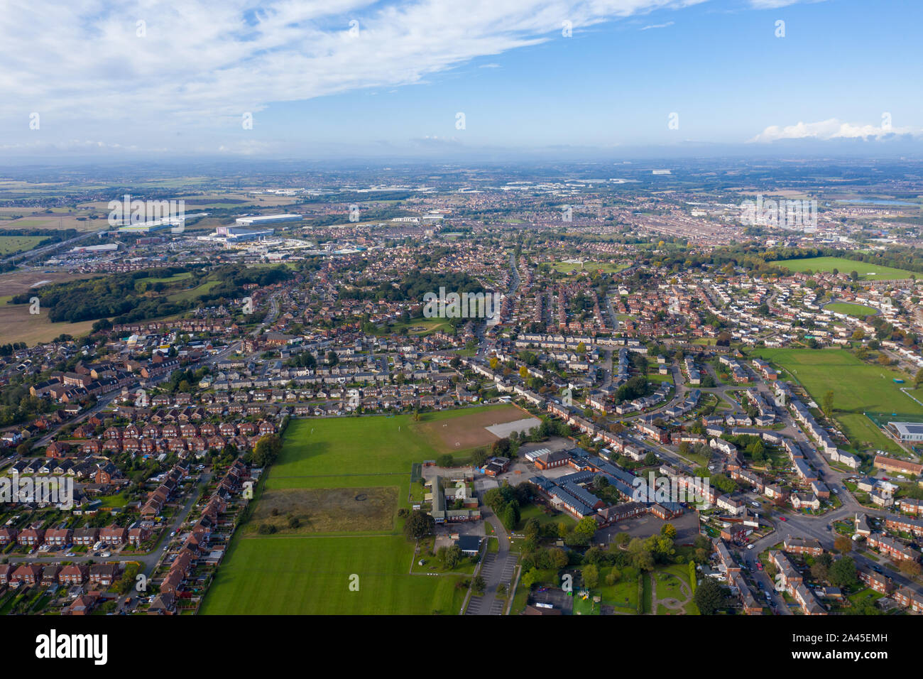 Photo aérienne de la ville de Castleford dans le district de Wakefield, dans le Royaume-Uni, montrant la vue sur le toit de l'UK typique rangées de maisons et de rues. Banque D'Images
