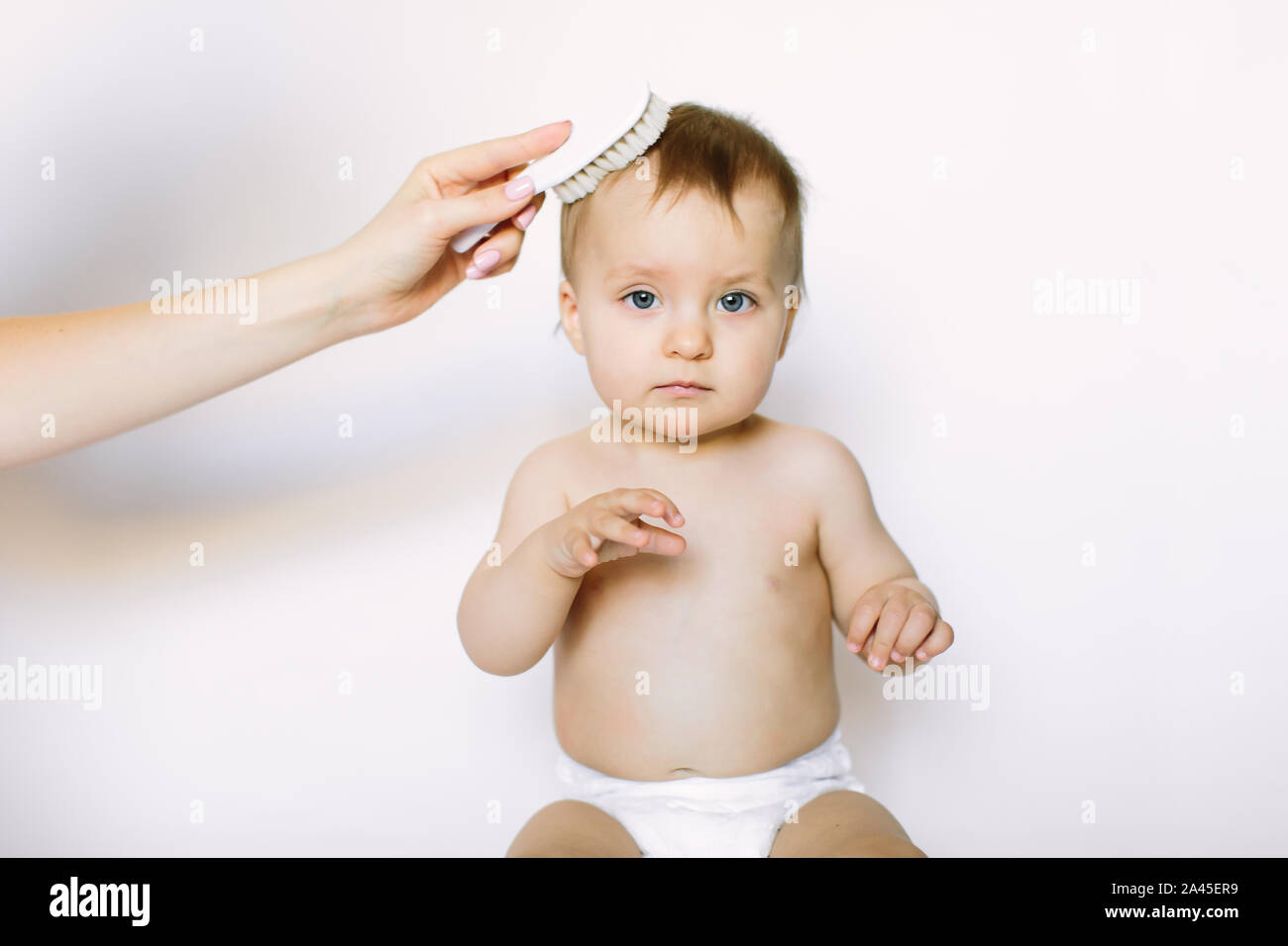 Mere Part Peigner Les Cheveux De Son Bebe Fille 1 Ans Isole Sur Fond Blanc Soins De Bebe Les Soins L Hygiene Concept Photo Stock Alamy Mere Part Peigner Les Cheveux De Son Bebe Fille 1 Ans Isole Sur Fond Blanc Soins De Bebe Les Soins L Hygiene Concept Photo Stock Alamy