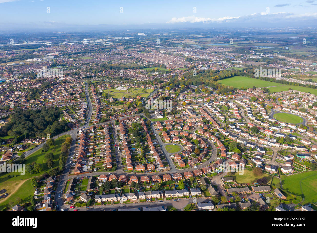 Photo aérienne de la ville de Castleford dans le district de Wakefield, dans le Royaume-Uni, montrant la vue sur le toit de l'UK typique rangées de maisons et de rues. Banque D'Images