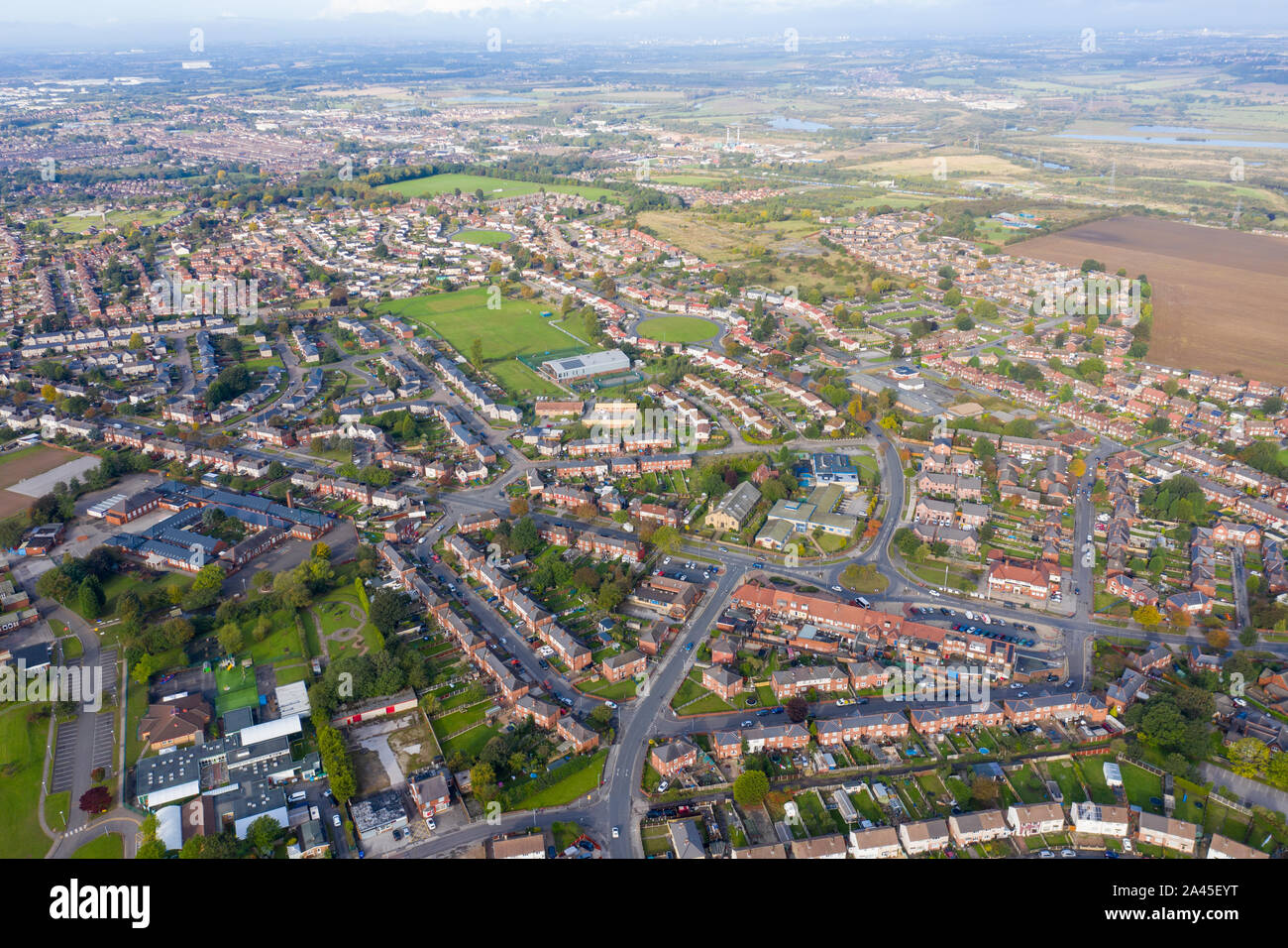 Photo aérienne de la ville de Castleford dans le district de Wakefield, dans le Royaume-Uni, montrant la vue sur le toit de l'UK typique rangées de maisons et de rues. Banque D'Images