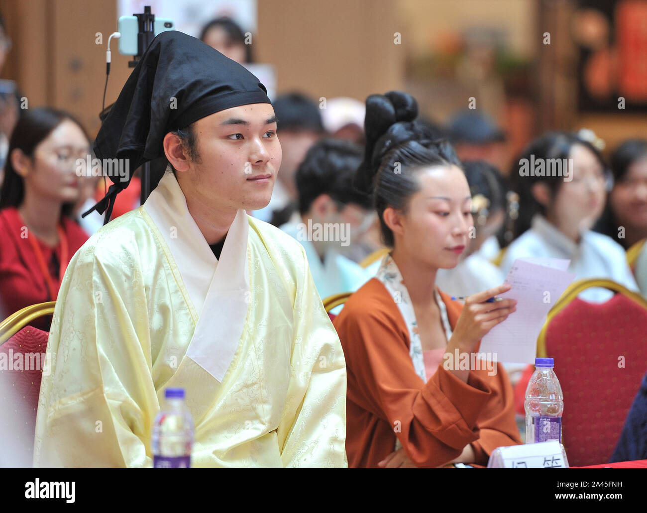 Vinaigrette chinoise antique de beautés vêtements préparer à montrer et à effectuer au cours de l'ancien concours de beauté vêtements chinois à Shenyang city, n Banque D'Images
