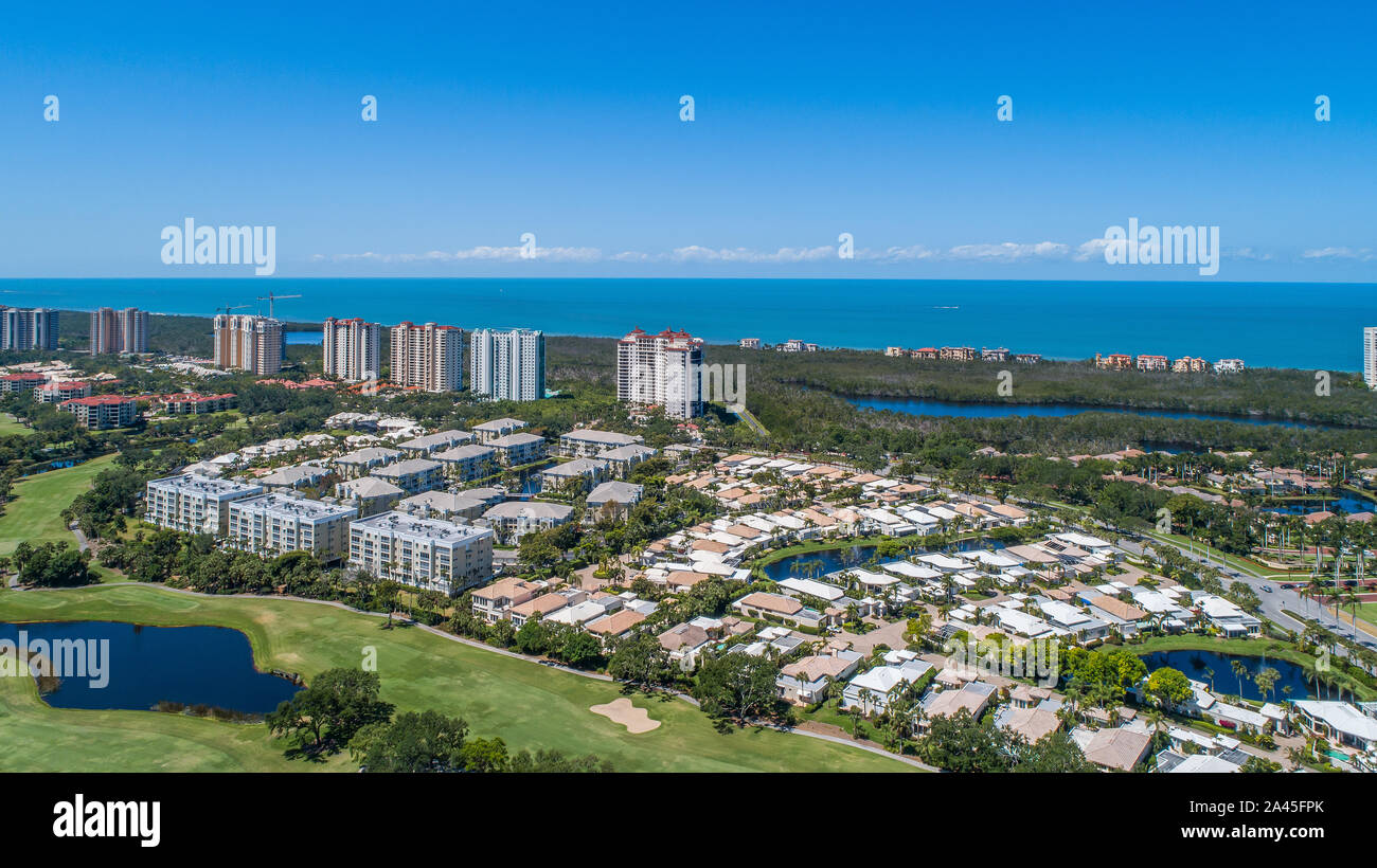 Pelican Bay de Naples dans le sud-ouest de la Floride, près de Fort Myers et Marco Island, destination populaire pour les gens riches qui vivent aux États-Unis Banque D'Images