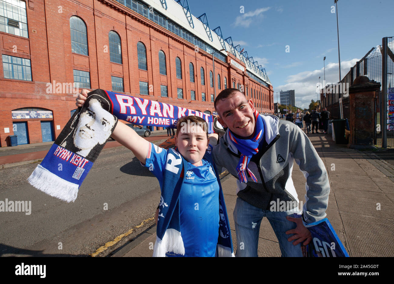 Fans arriver avant le match des légendes à Ibrox Stadium, Glasgow. Banque D'Images