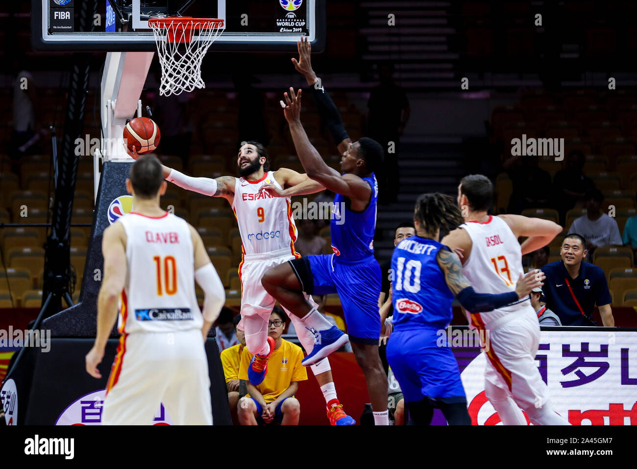 L'Espagnol de basket-ball de la Phoenix Suns de la National Basketball  Association (NBA) Ricky Rubio, haut blanc, passe à la marque à la Photo  Stock - Alamy
