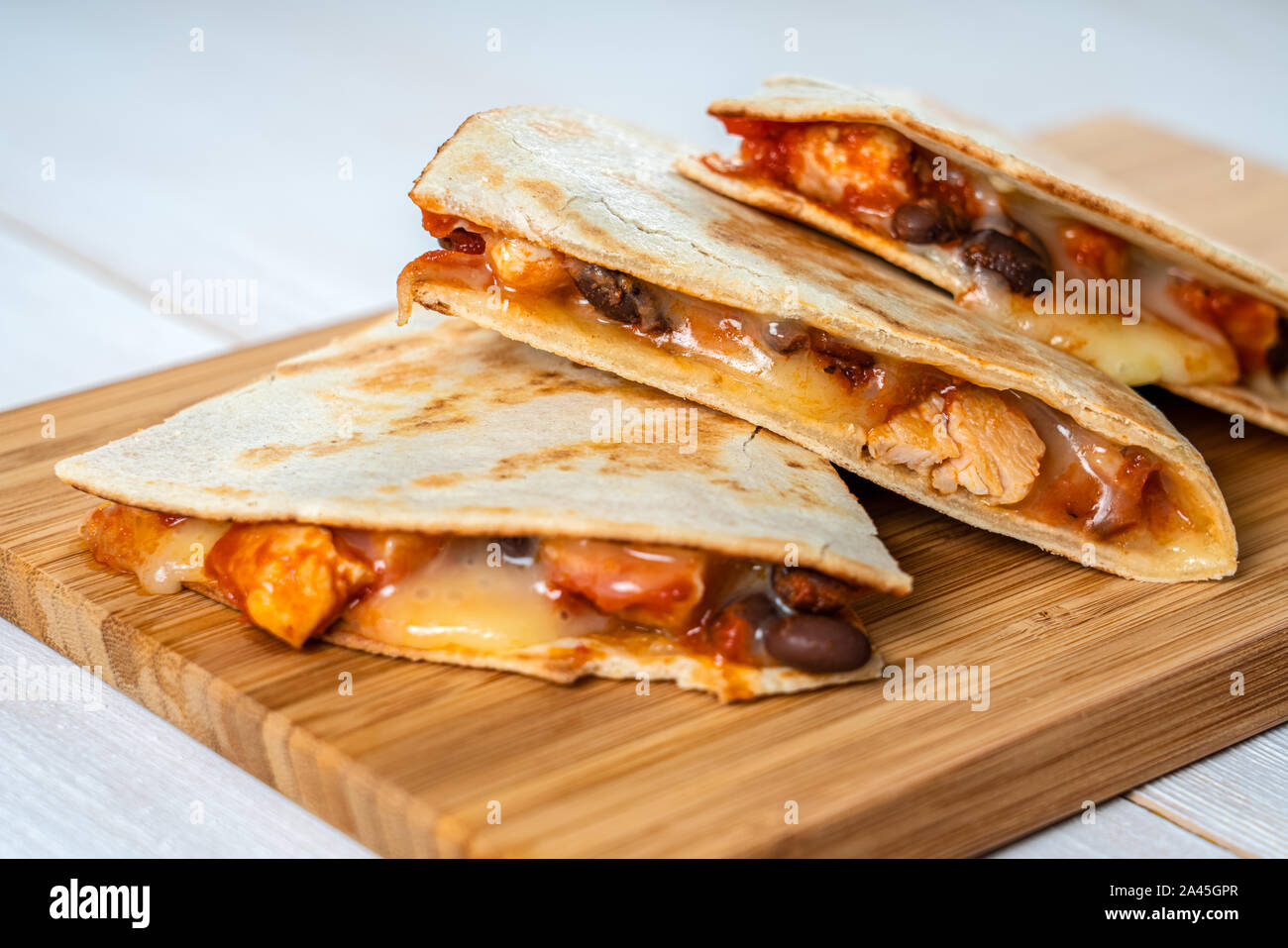 Quesadillas au poulet et aux haricots noirs avec du fromage et de la Salsa Banque D'Images