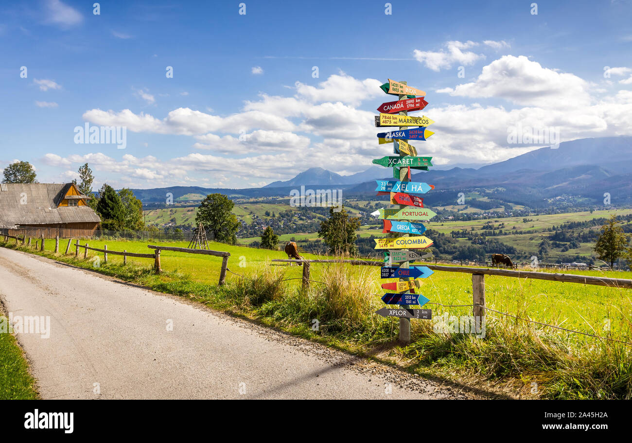 Drôle de Monde différent directions signpost with distance à un grand nombre de pays différents Banque D'Images