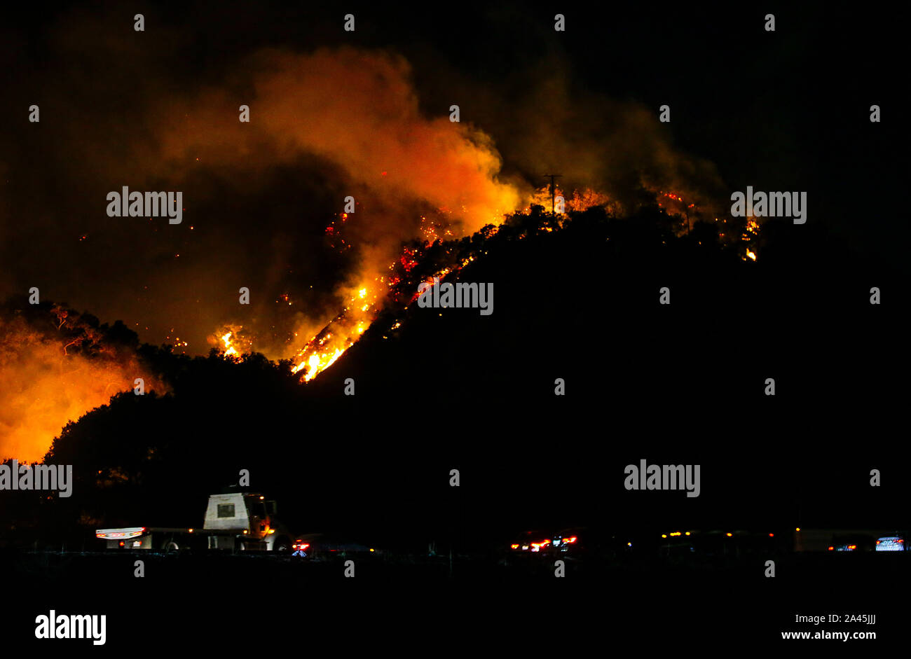 Los Angeles, USA. Oct 11, 2019. Saddleridge Fire est vue à Sylmar, au nord-ouest de Downtown Los Angeles, États-Unis, le 11 octobre 2019. Un homme a été tué et des dizaines de maisons détruites par le vent Saddleridge feu qui embrase à travers les contreforts des communautés de Sylmar, 46 km au nord-ouest de Los Angeles downtown. Crédit : Li Ying/Xinhua/Alamy Live News Banque D'Images