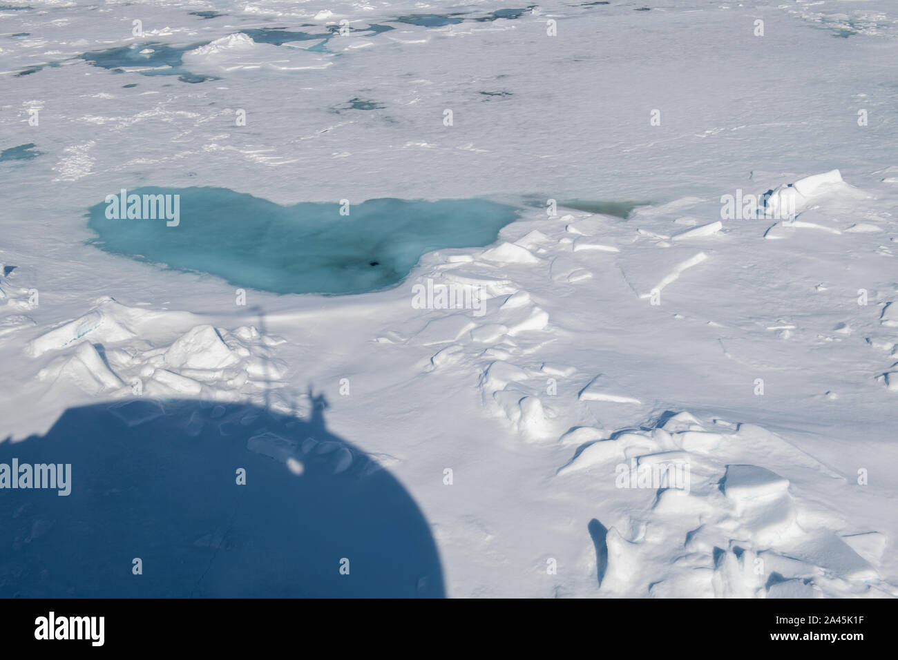 La Russie, l'Extrême-Arctique, François-Joseph. Rudolf Island. Cap Fligely aka Cap Tegetthoff. Ombre de brise-glace en passant par la glace. Banque D'Images