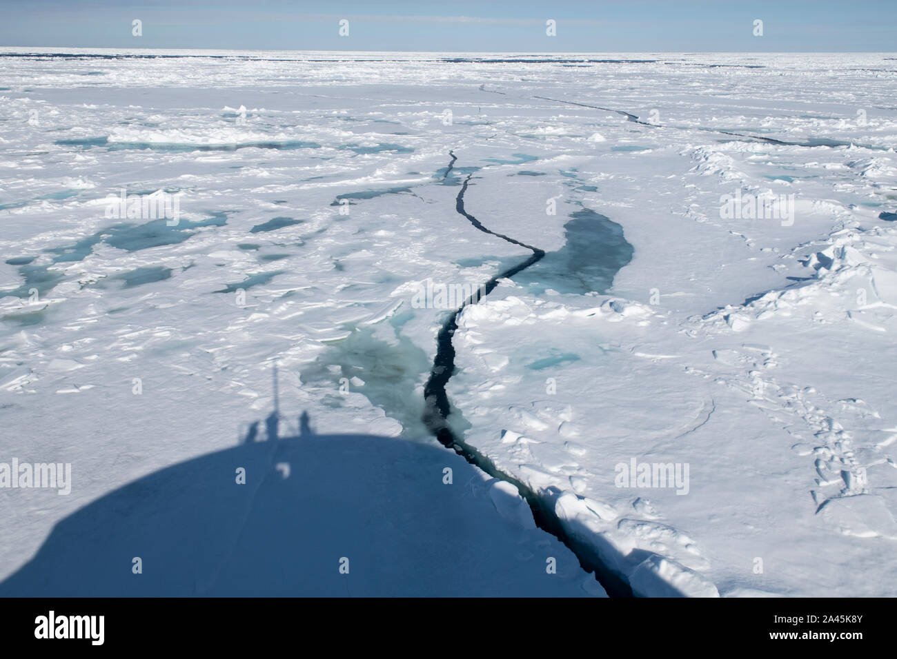 La Russie, l'Extrême-Arctique, François-Joseph. Rudolf Island. Cap Fligely aka Cap Tegetthoff. Ombre de passer par brise-glace glace fissurée. Banque D'Images