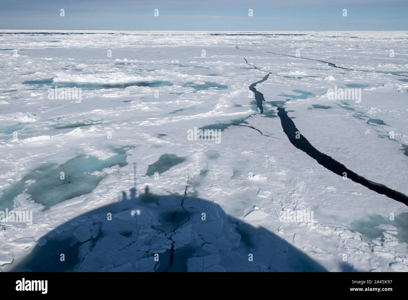 La Russie, l'Extrême-Arctique, François-Joseph. Rudolf Island. Cap Fligely aka Cap Tegetthoff. Ombre de passer par brise-glace glace fissurée. Banque D'Images
