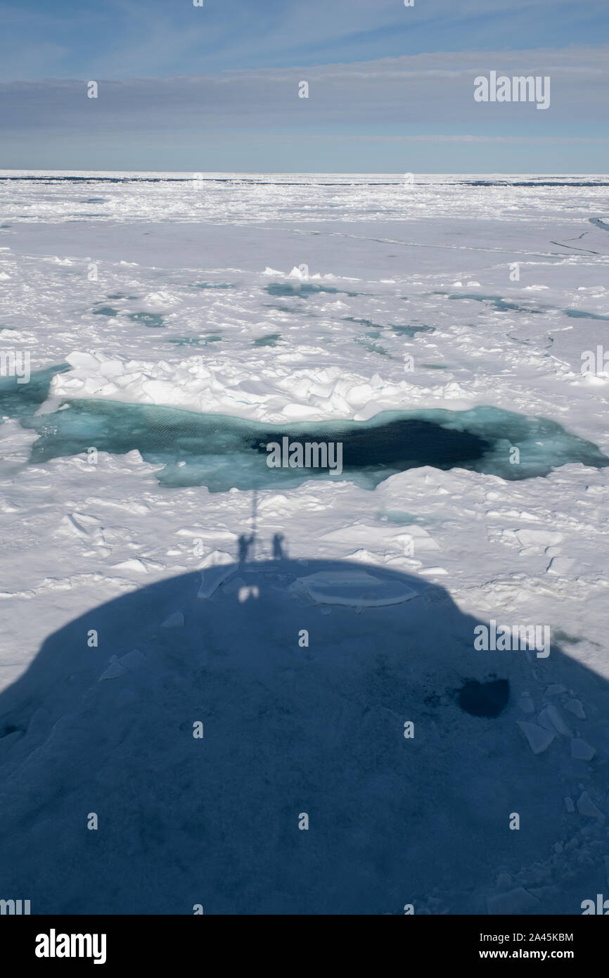 La Russie, l'Extrême-Arctique, François-Joseph. Rudolf Island. Cap Fligely aka Cap Tegetthoff. Ombre de brise-glace en passant par la glace. Banque D'Images