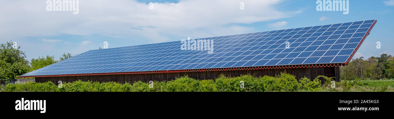 L'énergie solaire Panorama sur le terrain de l'usine Banque D'Images