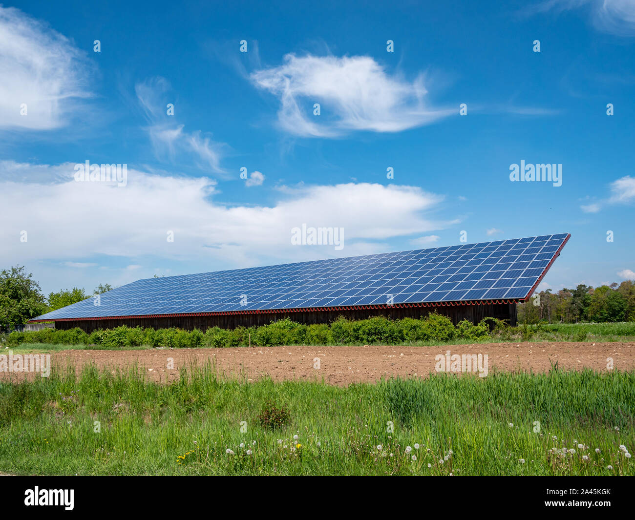 L'usine d'énergie solaire sur le terrain Banque D'Images
