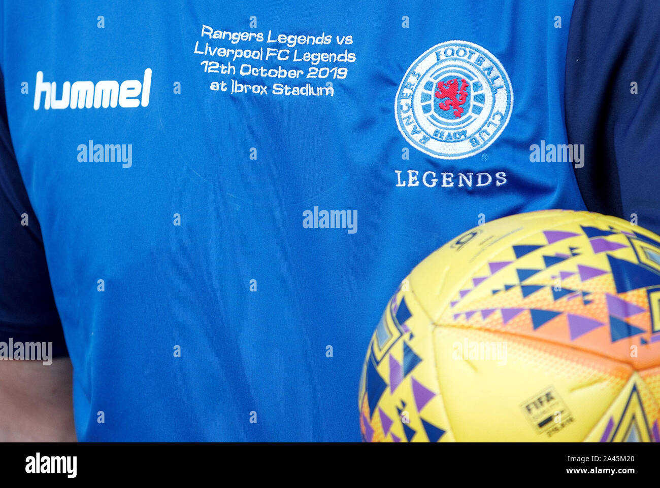 Jorg Albertz pose avec les fans avant le match des légendes à Ibrox Stadium, Glasgow. Banque D'Images