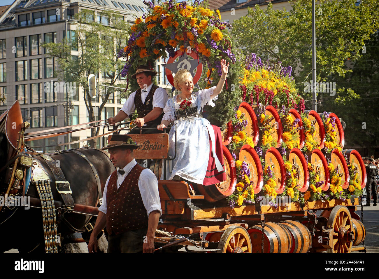 MUNICH, ALLEMAGNE - le 22 septembre 2019 Grande entrée de l'Oktoberfest, les locateurs et les brasseries, parade festive de magnifiques voitures décorées et ban Banque D'Images