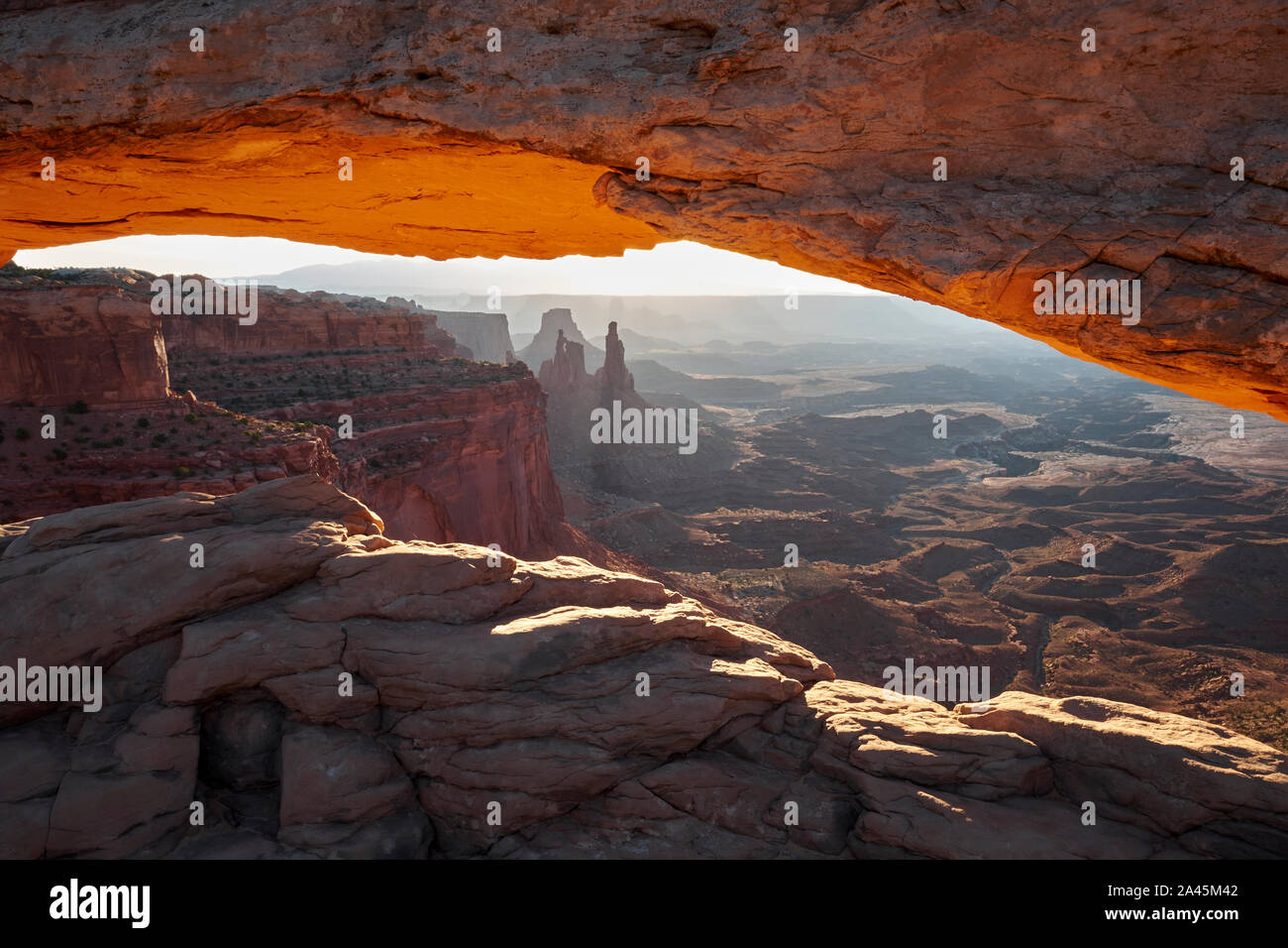 Vue à travers l'île de Mesa Arch dans le ciel de l'unité de Canyonlands National Park, Utah, USA Banque D'Images