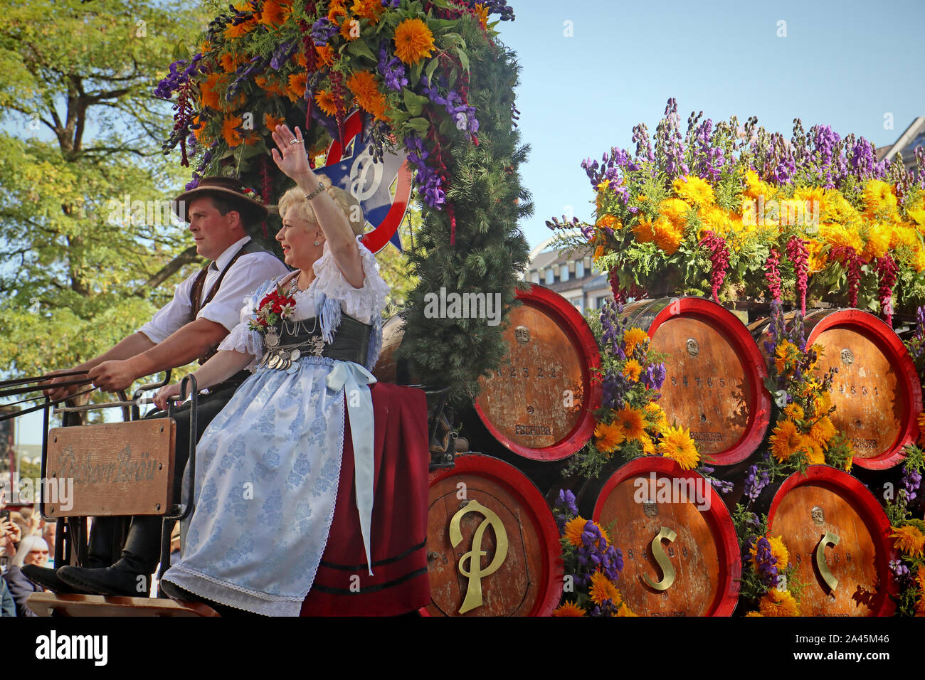 MUNICH, ALLEMAGNE - le 22 septembre 2019 Grande entrée de l'Oktoberfest, les locateurs et les brasseries, parade festive de magnifiques voitures décorées et ban Banque D'Images