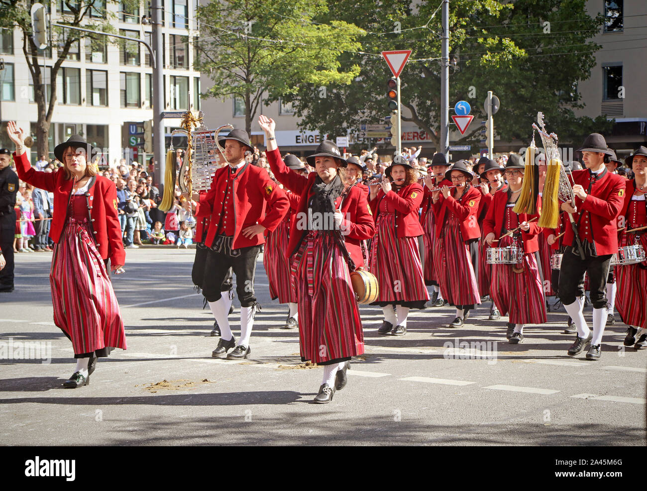 MUNICH, ALLEMAGNE - le 22 septembre 2019 Grande entrée de l'Oktoberfest, les locateurs et les brasseries, parade festive de magnifiques voitures décorées et ban Banque D'Images