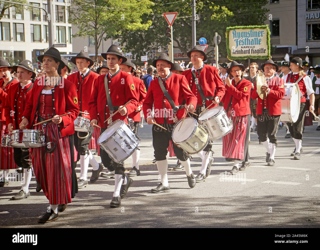 MUNICH, ALLEMAGNE - le 22 septembre 2019 Grande entrée de l'Oktoberfest, les locateurs et les brasseries, parade festive de magnifiques voitures décorées et ban Banque D'Images