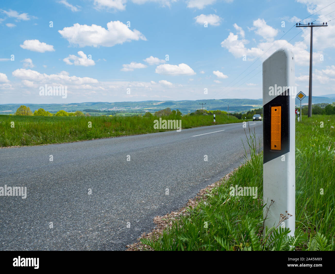 Délinéateur sur une route de campagne Banque D'Images