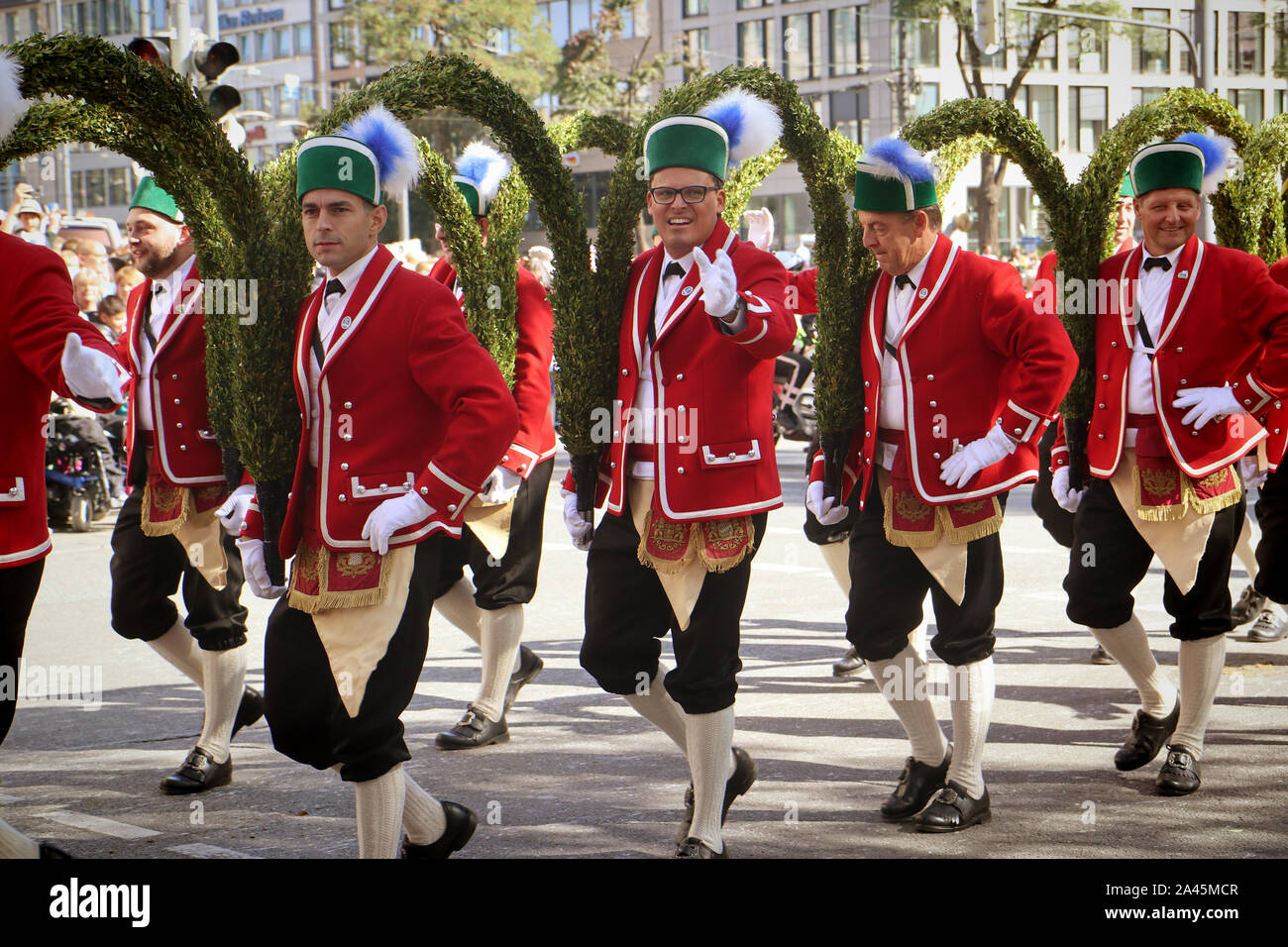 MUNICH, ALLEMAGNE - le 22 septembre 2019 Grande entrée de l'Oktoberfest, les locateurs et les brasseries, parade festive de magnifiques voitures décorées et ban Banque D'Images