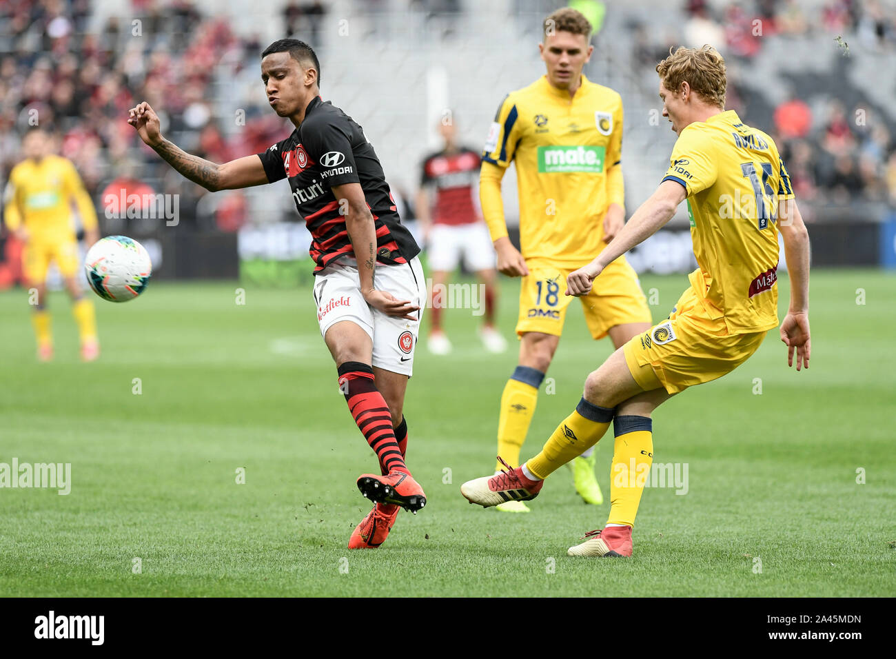 12 octobre 2019 ; Bankwest, Parramatta Stadium, New South Wales, Australie, un Australien, Soccer Leagye Western Sydney Wanderers contre Central Coast Mariners, Kye Rowles de Central Coast Mariners efface de Baccus Keanu de Western Sydney Wanderers - usage éditorial Banque D'Images