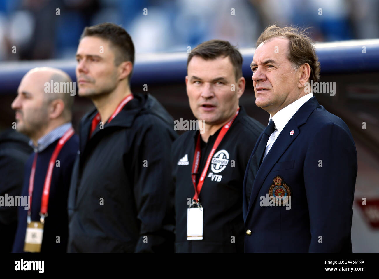 L'entraîneur-chef de la Géorgie Vladimir Weiss (à droite) avant le coup d'envoi pendant l'UEFA Euro 2020 Groupe d match de qualification, à Boris Paichadze Stadium, Tbilissi. Banque D'Images