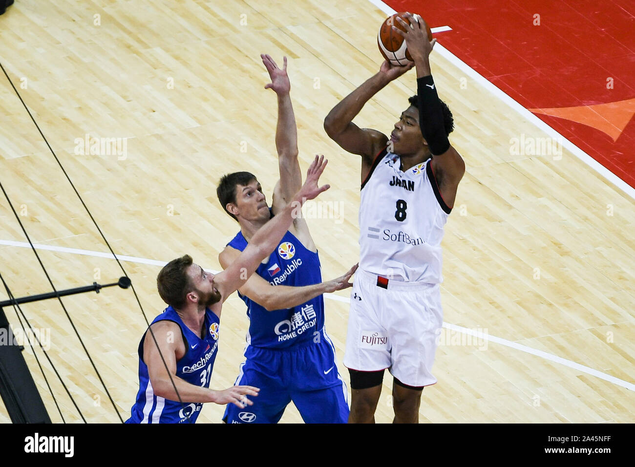 Joueur professionnel de basket-ball japonais pour les Washington Wizards de la National Basketball Association (NBA) Rui Hachimura, blanc, passe à marquer un Banque D'Images