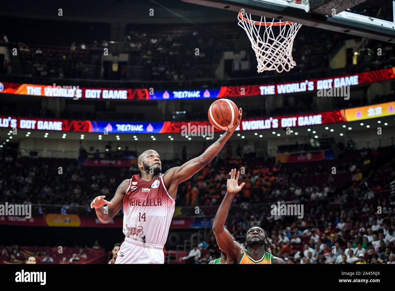 Un joueur de basket-ball de Venezuela sauts pour un lay-up pendant le match de groupe contre la concurrence de la Côte d'Ivoire Coupe du Monde de Basket-ball de la FIBA à Beijing, Banque D'Images