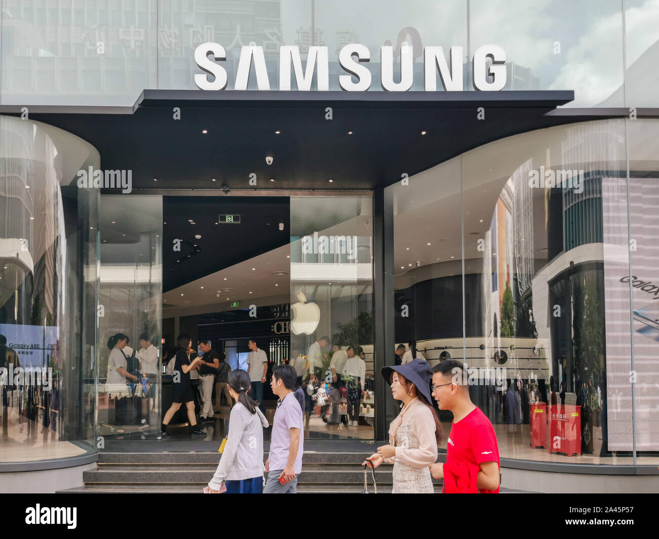 Vue extérieure de la nouvelle Samsung experience store, en face de l'Apple Store et à côté de l'à-être plus gros Huawei magasin phare, à Banque D'Images