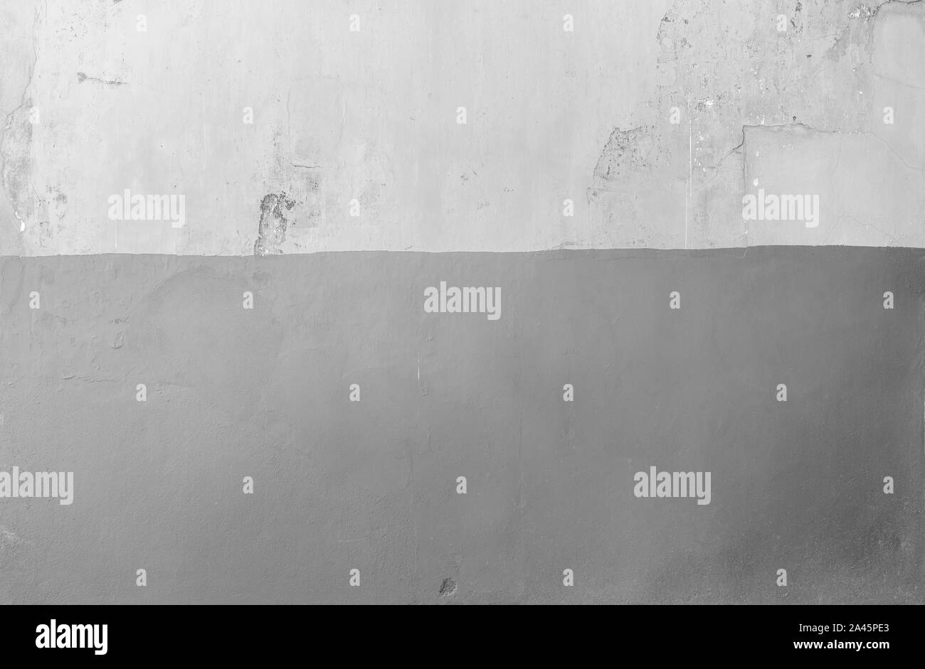Fond plein cadre d'un vieux mur de béton gris et patiné en noir et blanc. Banque D'Images