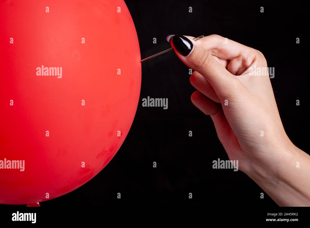Red balloon burst avec une aiguille - notion de danger Banque D'Images