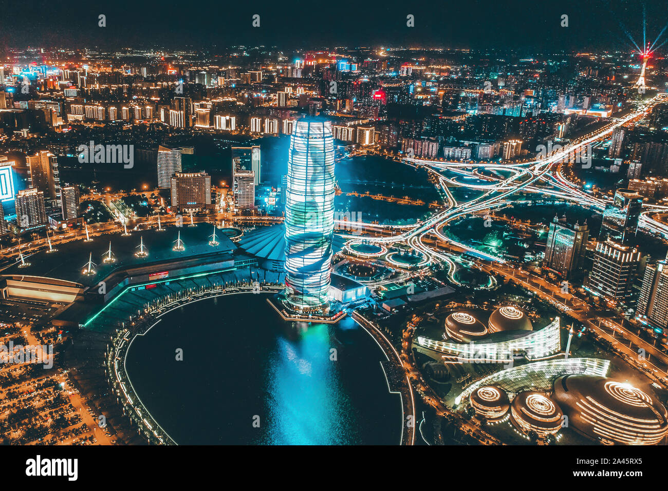 Une vue de la nuit de la CBD (Central Business District) a mis en évidence par les gratte-ciel illuminés Zhengzhou Groenland Plaza, également connu sous le nom des Objectifs du Millénaire pour Banque D'Images