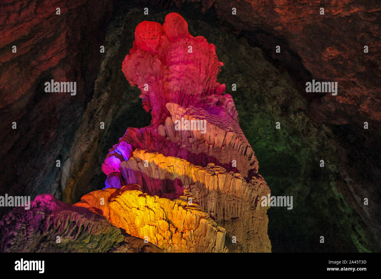 Photo des roches dans la Reed Flute Cave dans la ville de Guilin, au sud-ouest de la province du Guangxi en Chine, 6 septembre 2019. Banque D'Images