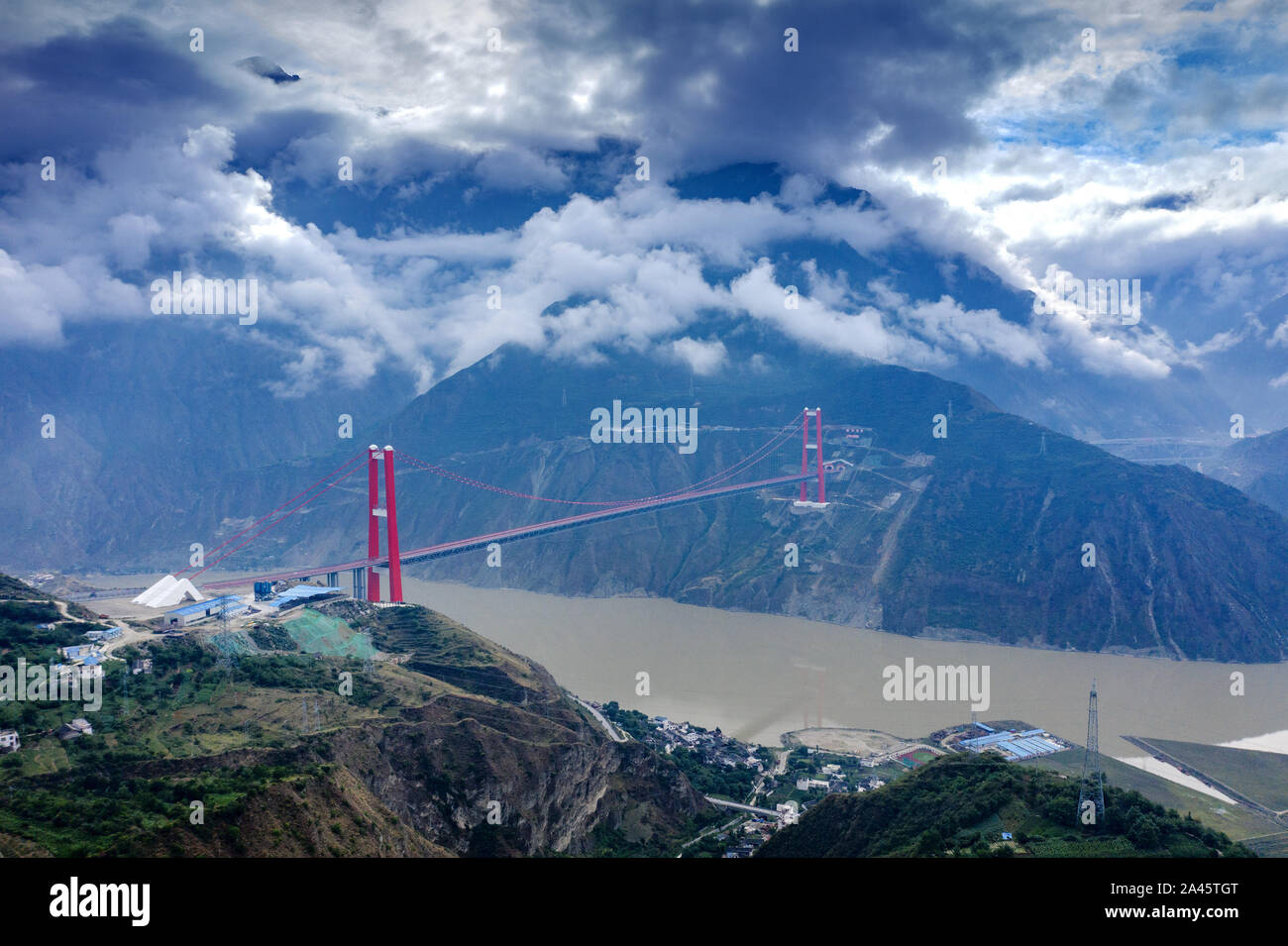 Une vue aérienne du pont Daduhe, qui a remporté le prix or de Gustav Lindenthal accordée par pont de conférence internationale, situé à Ya'an-Kangding E Banque D'Images