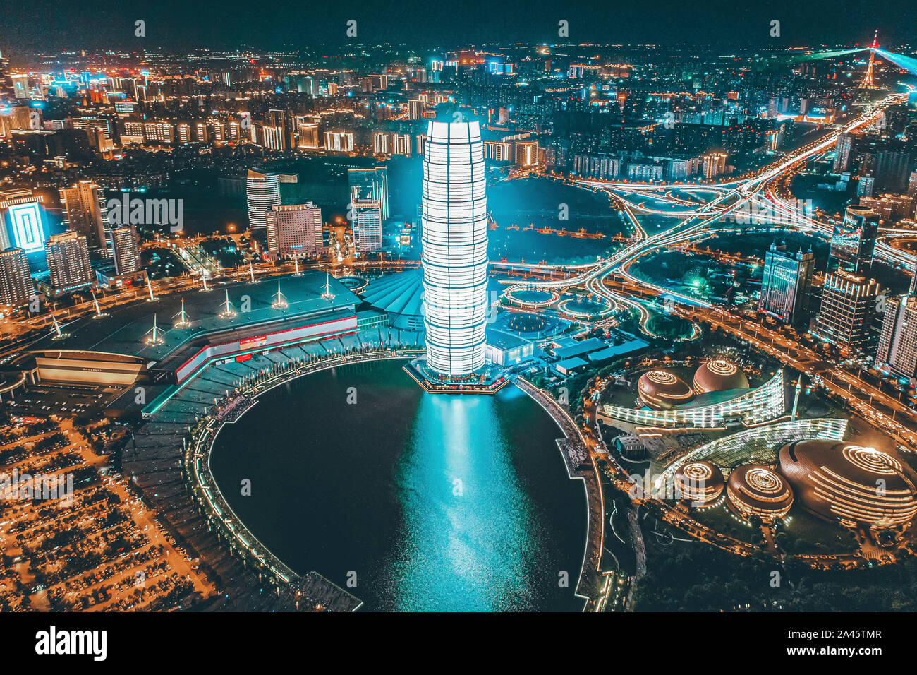 Une vue de la nuit de la CBD (Central Business District) a mis en évidence par les gratte-ciel illuminés Zhengzhou Groenland Plaza, également connu sous le nom des Objectifs du Millénaire pour Banque D'Images